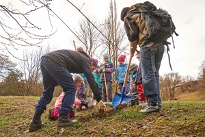 «100 Jahre – 100 Pflanzen» – Kindergärtner und Senioren aus dem Quartier pflanzen 100 Wildsträucher und verbinden so Nachhaltigkeit mit Sozialer Arbeit in der Gesellschaft.