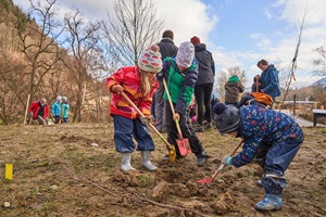 «100 Jahre – 100 Pflanzen» – Kindergärtner und Senioren aus dem Quartier pflanzen 100 Wildsträucher und verbinden so Nachhaltigkeit mit Sozialer Arbeit in der Gesellschaft.