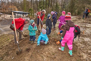 «100 Jahre – 100 Pflanzen» – Kindergärtner und Senioren aus dem Quartier pflanzen 100 Wildsträucher und verbinden so Nachhaltigkeit mit Sozialer Arbeit in der Gesellschaft.