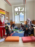 Der Samichlaus zu Besuch bei den Kindern des Zentrums für Asylsuchende Degenbalm in Morschach Kt. Schwyz.