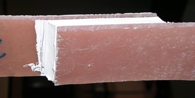 Ein Klebeversuch im Detail, zwei verklebte Bauteile werden bis zum Bruch belastet.