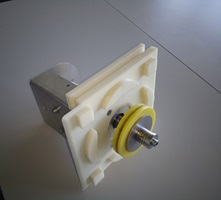 ABS Druckerbauteil montiert an einem Blechbiegeteil für Funktionstest der Baugruppe