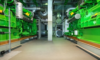 Das Bild zeigt eine Maschinenhalle eines grossen Energieversorgungssystems mit Blockheizkraftwerken.