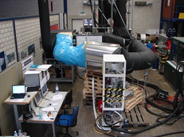 Das Bild zeigt die Luftkonditionierungsanlage mit einer installierten Luft/Wasser-Wärmepumpe im Testbetrieb.