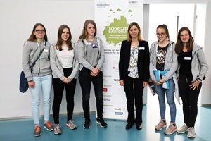Auch eine Gruppe Sekundarschülerinnen aus Liestal interessierte sich für die Themen  (Gruppenfoto mit Dr. Kristina Orehounig, Empa)