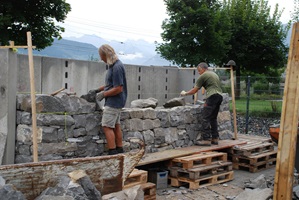 Bau des Mauerwerksprobekörpers an der Hochschule Luzern.