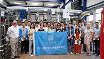 Studierende und Professoren der Tongji University Shanghai im Labor Gebäudetechnik