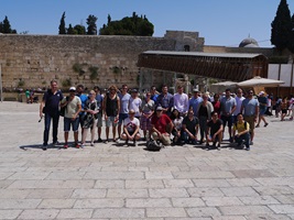 Gruppe vor der Klagemauer in Jerusalem
