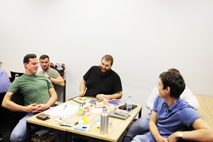 Foto zeigt eine Gruppe, die sich zu ihrem Workshopthema austauscht