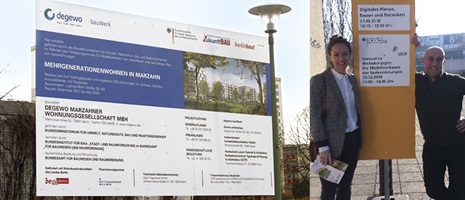 Die HSLU T&A/CCTP auf dem Bauschild «Junges Wohnen in Marzahn» in Berlin