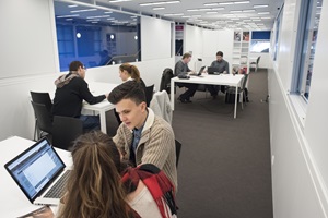 Foto zeigt Personen, die im Smart-up Hub in Luzern arbeiten