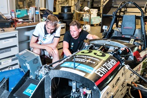 Wartungsarbeiten an der Fahrzeugelektronik in der Werkstatt des AMZ Racing Team.