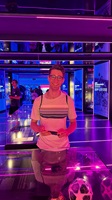 Besucher in einer interaktiven, farbig beleuchteten Ausstellung mit Fußball-Exponaten.