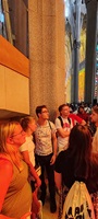 Besuchergruppe bei einer Führung im Innenraum der Sagrada Família in Barcelona.