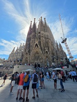 Sagrada Família in Barcelona mit Besuchergruppen auf dem Vorplatz.