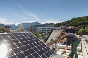 Studierende der Studienrichtung Gebäude-Elektroengineering (GEE) bei der Arbeit an einer Photovoltaik-Anlage auf dem Campus in Horw.