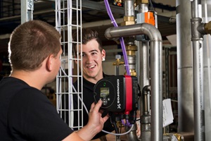 Im Studiengang Gebäudtechnik | Energie finden die Laborübungen in Kleingruppen von 2 bis 4 Personen statt und ermöglichen dadurch ein enges Coaching.