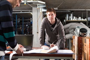 Teamarbeit ist ein wichtiger Aspekt im Studium. So führen Studierende der Studienrichtung HLKS z.B. im Team angewandte Messungen durch.