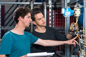 Während den Laborübungen vergleichen die Studierenden die Auswertungen der Messungen mit den theoretischen Grundlagen, interpretieren diese Daten und verfassen einen Laborbericht dazu.