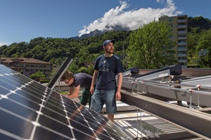 Gebäudetechnikstudenten überprüfen die Funktion der Photovoltaikmodule am Gebäude für den internationalen Wettbewerb Solar Decathlon.