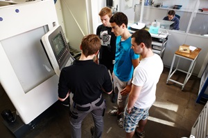 In den technischen Vorbereitungskursen erlernen die Studierenden das Programmieren für die automatische Fräsbearbeitung auf der CNC-Maschine.