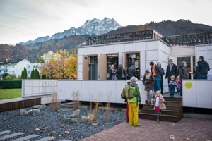 Besucherinnen und Besucher besichtigen das energieeffiziente Solarhaus.