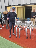 Die Delegation des Engineers' Day mit Humanoiden vor dem iHomeLab