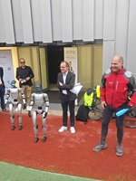 Die Delegation des Engineers' Day mit Humanoiden vor dem iHomeLab