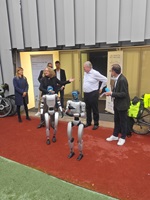 Die Delegation des Engineers' Day mit Humanoiden vor dem iHomeLab