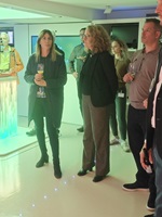 Sarah Hauser und Sabine Sulzer mit Besuchern im iHomeLab