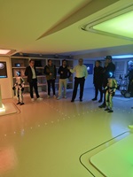 Die Delegation des Engineers' Day mit Humanoiden im iHomeLab