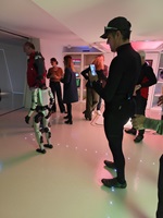 Die Delegation des Engineers' Day mit Humanoiden im iHomeLab