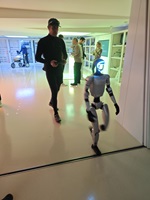 Ein Humanoid läuft durch das iHomeLab