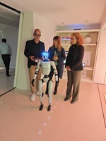 Sarah Hauser und Sabine Sulzer mit einem Humanoiden im iHomeLab