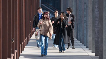 Studierende am Campus Perron