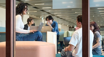 Studierende in der Bibliothek am Campus Perron