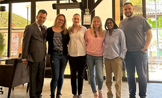 Team mit Coach und Startup Gründerin