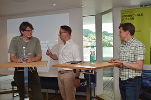 Bruno Muff, Biobauer und IT-Pionier Haldihof links im Bild; Philipp Ries, google Schweiz rechts; moderiert von Wilhelm K. Weber  SHS swiss hospitality solutions