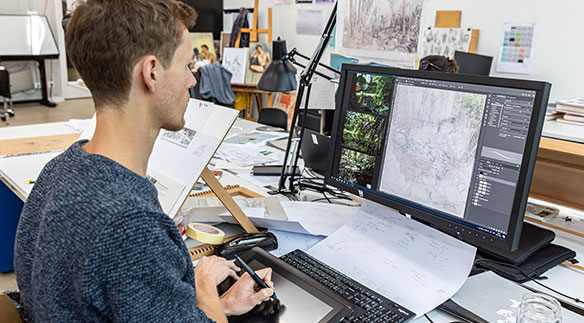 Studierender des Bachelor Illustration Nonfiction arbeitet am Computer