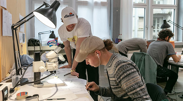 Zwei Studierende besprechen ihre Arbeit im Atelier