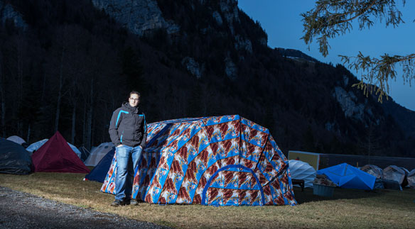 Biwak aus Folien mit Glacé-Werbung. (Foto: Markus Käch)