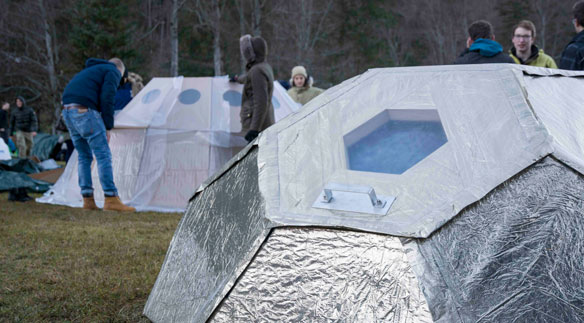 Biwaks, die wie Raumkapseln aussehen. (Foto: Daniel von Känel)