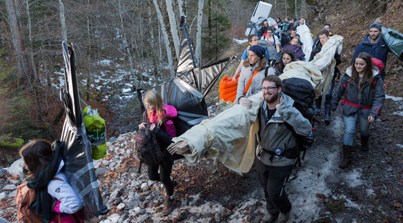 Die Studierenden auf dem Fussmarsch mit ihrem Material. (Foto: Markus Käch)