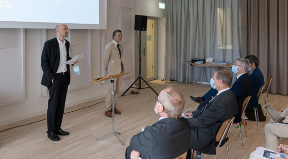 v.l. Valentin Gloor (Direktor Hochschule Luzern – Musik) und Numa Bischof Ullmann (Intendant Luzerner Sinfonieorchester) begrüssen die Gäste des gemeinsamen Medienanlasses. (Foto: Ingo Höhn)