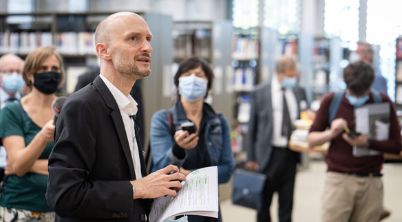 Valentin Gloor während des Rundgangs durch den Neubau der Hochschule Luzern – Musik. (Foto: Ingo Höhn)