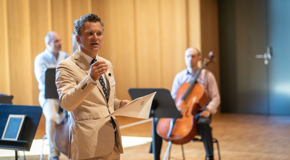 Numa Bischof Ullmann im neuen Probensaal des Luzerner Sinfonieorchesters. (Foto: Ingo Höhn)