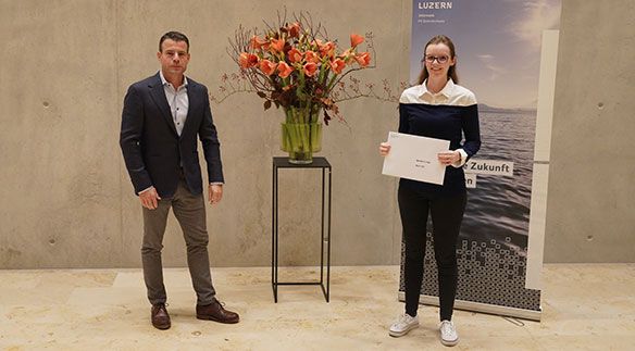 Michèle Curiger wurde für ihre herausragenden Studienleistungen im Bachelor Wirtschaftsinformatik und für ihre Abschlussarbeit über den Einsatz von Pepper-Robotern in Pflegeheimen geehrt.