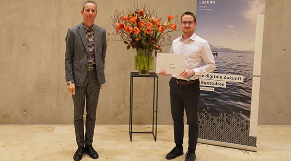 Andrin Bürli (r.) erhielt einen Preis für seinen herausragenden Abschluss im Bachelor Informatik.