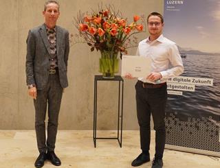 Andrin Bürli (r.) erhielt einen Preis für seinen herausragenden Abschluss im Bachelor Informatik.