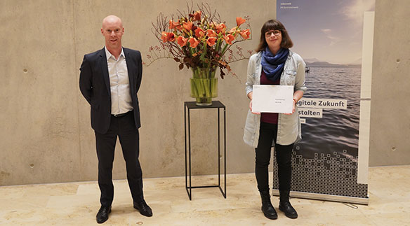 Anja Zimmermann erhielt einen Preis für ihren herausragenden Studienabschluss im Bachelor Wirtschaftsinformatik.